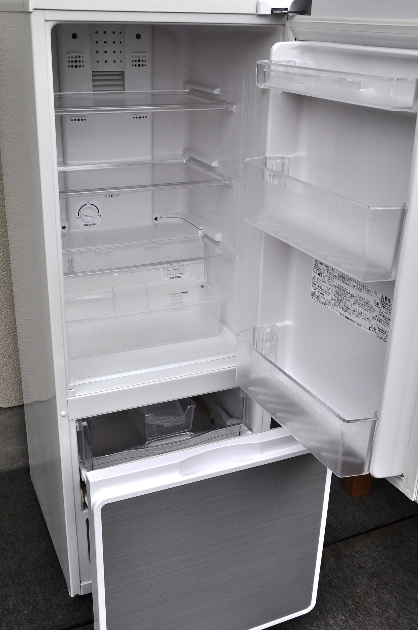 上が冷蔵で下が冷凍庫で使い安いです。
